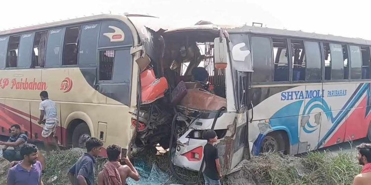 যমুনা সেতু মহাসড়কে দুই বাসের মুখোমুখি সংঘর্ষ, আহত ২৫