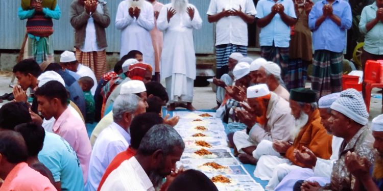 রৌমারী সোনাপুর মাওলানা আব্দুল হামিদ খান ভাসানীর দরকার শরীফে ইফতার ও দোয়া মাহফিল অনুষ্ঠিত।