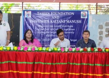 টাঙ্গাইলে মানবতার কল্যাণে প্রতিবন্ধী মানুষের মাঝে হুইল চেয়ার প্রদান।