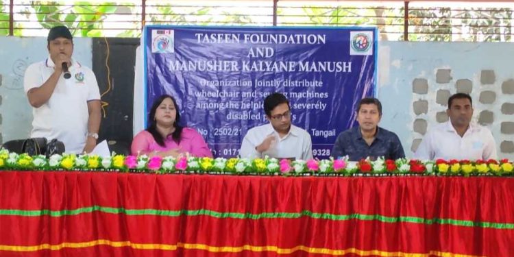 টাঙ্গাইলে মানবতার কল্যাণে প্রতিবন্ধী মানুষের মাঝে হুইল চেয়ার প্রদান।