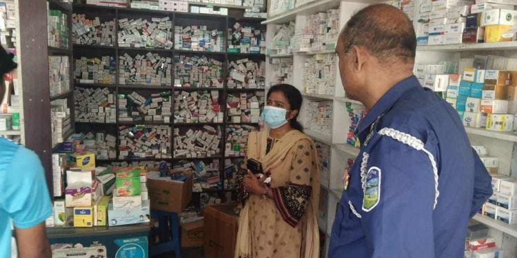 জামালপুরের মাদারগঞ্জে মেয়াদ উত্তীর্ণ ওষুধ মজুদের অভিযোগে তিন ফার্মেসির মালিককে ৪০ হাজার টাকা জরিমানা।