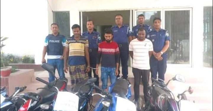 পাবনায় মোটর সাইকেল চোরচক্রের সদস্যরা ৪ টি মটর সাইকেলসহ গ্রেফতার।