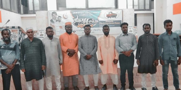 রৌমারীতে গণঅধিকার পরিষদ ও পেশাজীবিদের সম্মানে ইফতার ও দোয়া মাহফিল।