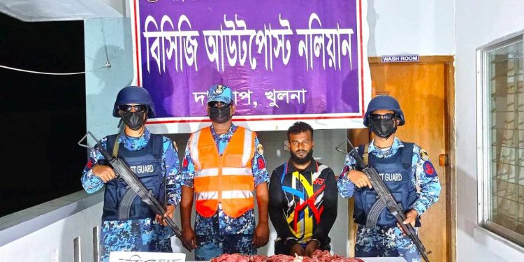 কোস্টগার্ডের অভিযানে ২৮ কেজি হরিণের মাংসসহ শিকারী আটক।