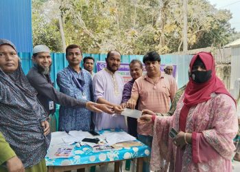 করটিয়ায় ৩ লাখ টাকার মৃত্যু দাবি চেক হস্তান্তর।