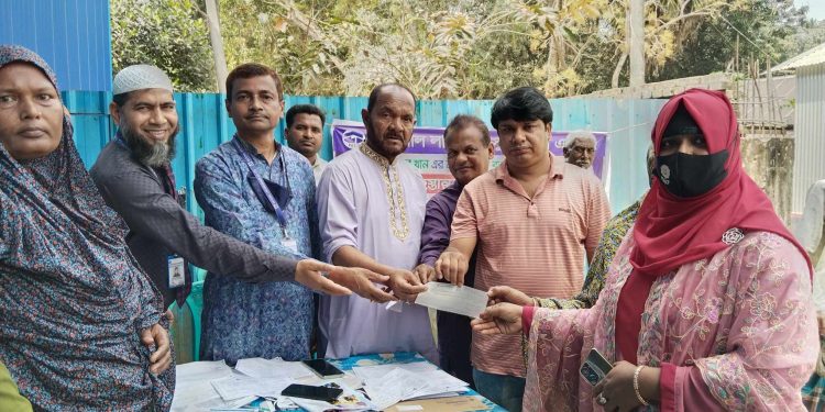 করটিয়ায় ৩ লাখ টাকার মৃত্যু দাবি চেক হস্তান্তর।