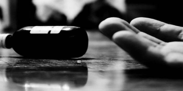 পশ্চিমবঙ্গে ৫ বছরের মেয়েকে বিষ খাইয়ে খুন করে নিজে আত্মঘাতী মা।