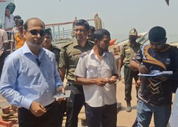 অতিরিক্ত যাত্রী বহনের দায়ে মানিকগঞ্জে চার লঞ্চ মালিককে জরিমানা।