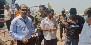 অতিরিক্ত যাত্রী বহনের দায়ে মানিকগঞ্জে চার লঞ্চ মালিককে জরিমানা।