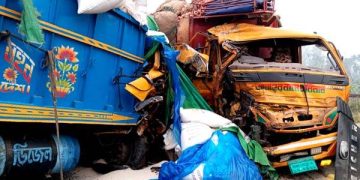 কালিহাতীতে দুই ট্রাকের মুখোমুখি সংঘর্ষে নিহত ১