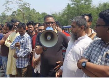 মানসিক ভারসাম্যহীন ব্যক্তিকে লাথি; ইউপি চেয়ারম্যানের অপসারণ দাবিতে কার্যালয়ে তালা ও মানববন্ধন।