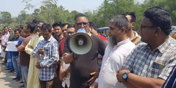 মানসিক ভারসাম্যহীন ব্যক্তিকে লাথি; ইউপি চেয়ারম্যানের অপসারণ দাবিতে কার্যালয়ে তালা ও মানববন্ধন।