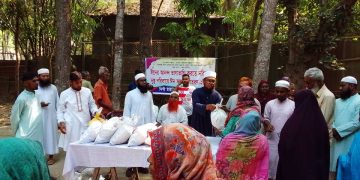 মানিকগঞ্জে দিঘী ইউনিয়ন শান্তি সংঘ কতৃক ঈদ সামগ্রী বিতরণ।