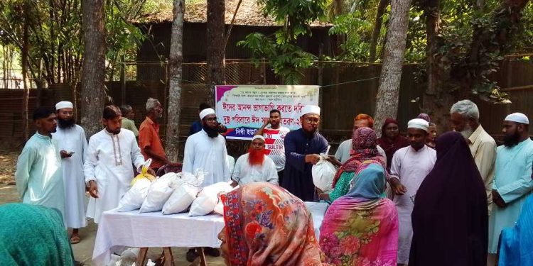 মানিকগঞ্জে দিঘী ইউনিয়ন শান্তি সংঘ কতৃক ঈদ সামগ্রী বিতরণ।