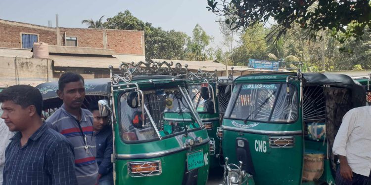 মাদারগঞ্জ টু জামালপুর সিএনজি চলাচল বন্ধ চলছে অনিদিষ্ট কালের ধর্মঘট।