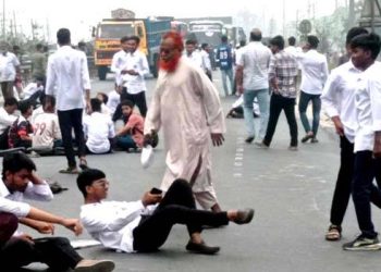 টাঙ্গাইলে মহাসড়ক অবরোধ করে পলিটেকনিক শিক্ষার্থীদের বিক্ষোভ।