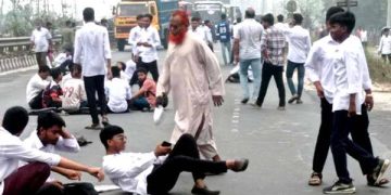 টাঙ্গাইলে মহাসড়ক অবরোধ করে পলিটেকনিক শিক্ষার্থীদের বিক্ষোভ।