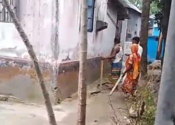 জমি নিয়ে বিরোধের জেরে বড় ভাইয়ের ঘরে ছোট ভাইয়ের হামলার অভিযোগ।