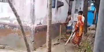 জমি নিয়ে বিরোধের জেরে বড় ভাইয়ের ঘরে ছোট ভাইয়ের হামলার অভিযোগ।