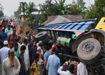 টাঙ্গাইলে নিয়ন্ত্রণ হারিয়ে বসতঘরে ট্রাক, নিহত ১