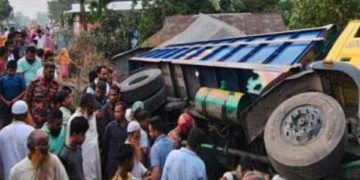 টাঙ্গাইলে নিয়ন্ত্রণ হারিয়ে বসতঘরে ট্রাক, নিহত ১
