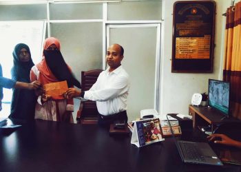 বিশ্ববিদ্যালয় ভর্তির জন্য জেমি আক্তার কে আর্থিক সহায়তা করলেন ইউএনও।