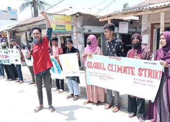 রামপালে জলবায়ু সুরক্ষা ও জ্বালানী নিরাপত্তায় নবায়নযোগ্য জ্বালানী ব্যবহারের দাবীতে মানববন্ধন।