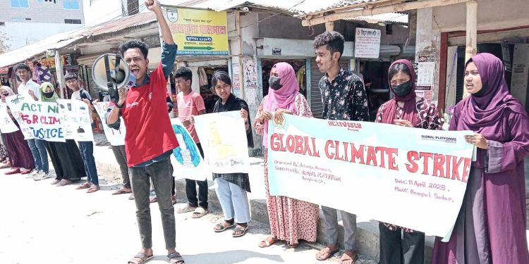 রামপালে জলবায়ু সুরক্ষা ও জ্বালানী নিরাপত্তায় নবায়নযোগ্য জ্বালানী ব্যবহারের দাবীতে মানববন্ধন।