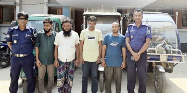 বগুড়ার শেরপুরে চুরি যাওয়া ২টি ইজিবাইক সহ আন্ত:জেলা চোর চক্রের চার সদস্য গ্রেপ্তার।