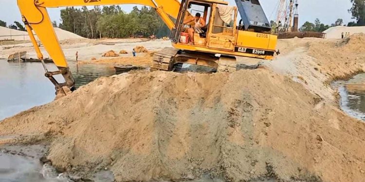 ভূঞাপুরে অবৈধ বালু উত্তোল‌ণের দা‌য়ে ৭ জন‌কে কারাদণ্ড।