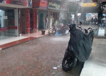 বৈশাখের শেষ বিকেলের হঠাৎ বৃষ্টিতে তলিয়ে গেছে খুলনা!