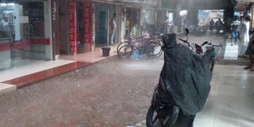 বৈশাখের শেষ বিকেলের হঠাৎ বৃষ্টিতে তলিয়ে গেছে খুলনা!