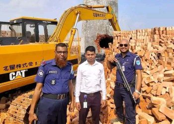 মানিকগঞ্জে লাইসেন্স বিহিন ইটভাটা গুড়িয়ে দিল প্রশাসন।