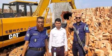 মানিকগঞ্জে লাইসেন্স বিহিন ইটভাটা গুড়িয়ে দিল প্রশাসন।