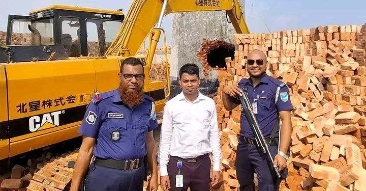 মানিকগঞ্জে লাইসেন্স বিহিন ইটভাটা গুড়িয়ে দিল প্রশাসন।