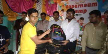 ক্রস রোড কতৃক আয়োজিত মাদারগন্জ আগউস প্রতিবন্ধী বিদ্যালয়ে শিক্ষা সামগ্রী বিতরণ।