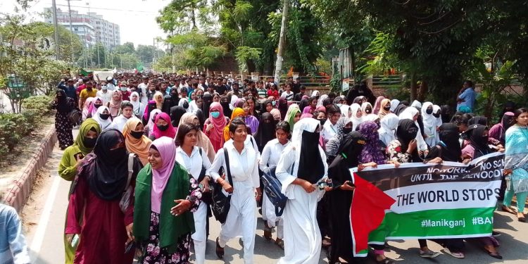 ইসরায়েল কর্তৃক ফিলিস্তিনে হামলার প্রতিবাদে মানিকগঞ্জে বিক্ষোভ ও সমাবেশ।