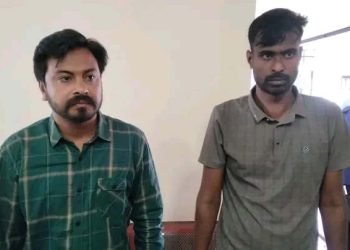 পাঁচবিবিতে ডিবি পরিচয়দানকারী দুই ভুয়া পুলিশ সদস্য পুলিশের হাতে আটক।