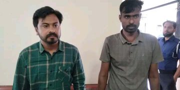 পাঁচবিবিতে ডিবি পরিচয়দানকারী দুই ভুয়া পুলিশ সদস্য পুলিশের হাতে আটক।