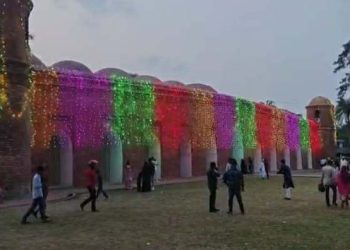 বিশ্ব ঐতিহ্যের ষাটগম্বুজ মসজিদে দর্শনার্থীদের ঢল।