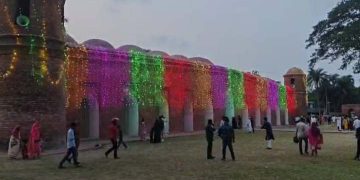 বিশ্ব ঐতিহ্যের ষাটগম্বুজ মসজিদে দর্শনার্থীদের ঢল।