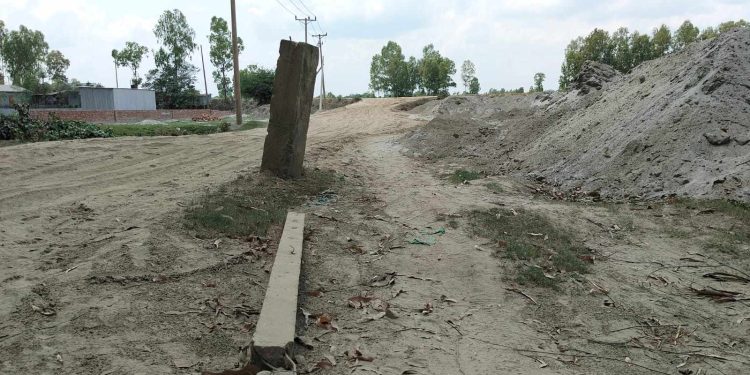 নাগরপুরে জমির উপর দিয়ে অবৈধ বালুর ড্রাম ট্রাক চলাচলে বাঁধা দেওয়ায় প্রাণনাশের হু-ম-কি।