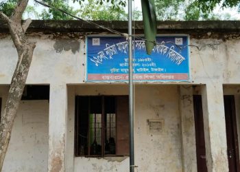 ঘাটাইলে ঝুঁঁকিপূর্ণ ভবনে চলছে শিক্ষার্থীদের ক্লাস!