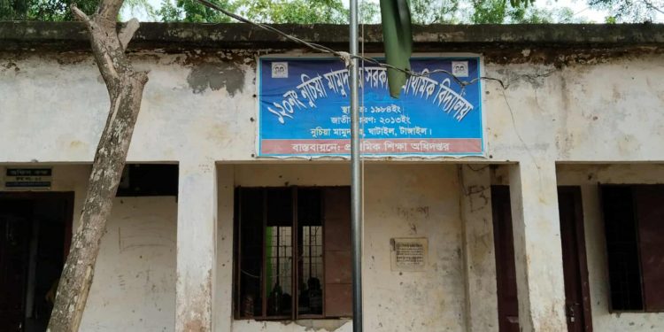 ঘাটাইলে ঝুঁঁকিপূর্ণ ভবনে চলছে শিক্ষার্থীদের ক্লাস!