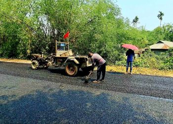 সড়ক সংস্কার কাজে ধীরগতি, চরম ভোগান্তিতে চালক-যাত্রীরা!