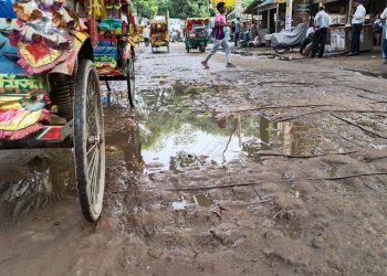 টাঙ্গাইল আদালত প্রাঙ্গণ সহ শহরের রাস্তাগুলোর বেহাল দশা, জনদুর্ভোগ চরমে।