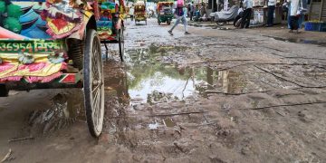 টাঙ্গাইল আদালত প্রাঙ্গণ সহ শহরের রাস্তাগুলোর বেহাল দশা, জনদুর্ভোগ চরমে।