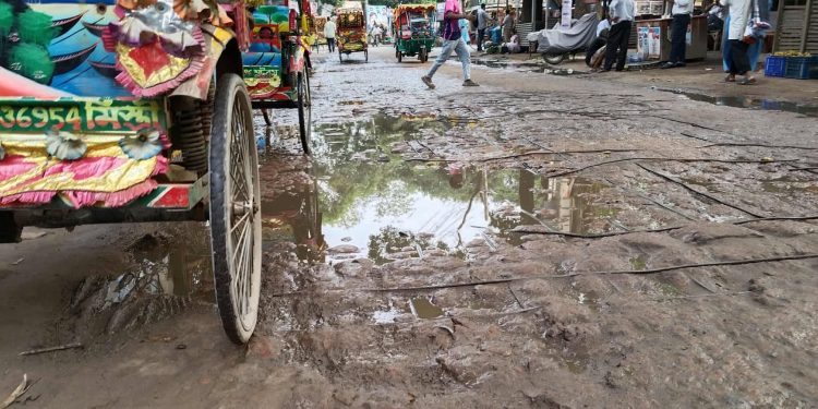টাঙ্গাইল আদালত প্রাঙ্গণ সহ শহরের রাস্তাগুলোর বেহাল দশা, জনদুর্ভোগ চরমে।