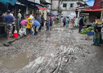 বৃষ্টিতে কাদা আর জলাবদ্ধতা: ভোগান্তিতে মাদারগঞ্জের প্রধান ও কাঁচাবাজারের চলাচল।
