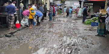 বৃষ্টিতে কাদা আর জলাবদ্ধতা: ভোগান্তিতে মাদারগঞ্জের প্রধান ও কাঁচাবাজারের চলাচল।
